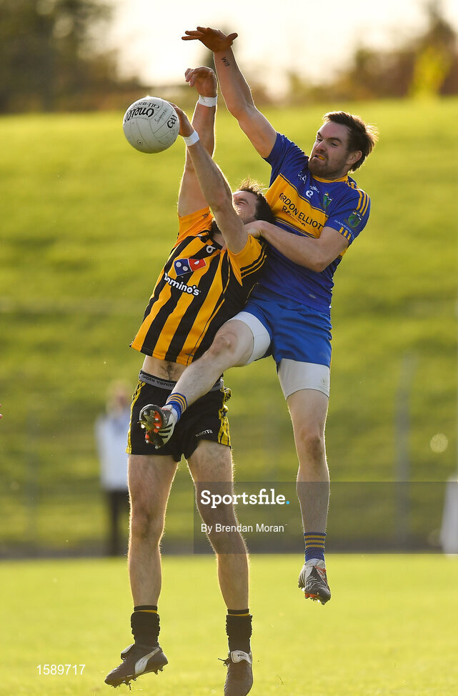 14 October 2018; David Gallagher of St Peter's Dunboyne contests a kickout with Michael Byrne of Summerhill during the Meath County Senior Club Football Championship Final match between St Peter's Dunboyne and Summerhill at Páirc Tailteann in Navan, Meath. Photo by Brendan Moran/Sportsfile