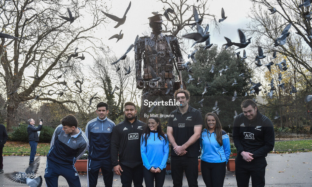 16 November 2018; Dublin players Chris Crummey, Cian O’Sullivan, Sinéad Goldrick and Ali Twomey with New Zealand All Black's Nepo Laulala, Sam Whitelock and Liam Squire visit the World War 1 memorial at St. Stephen's Green in Dublin. Photo by Matt Browne/Sportsfile