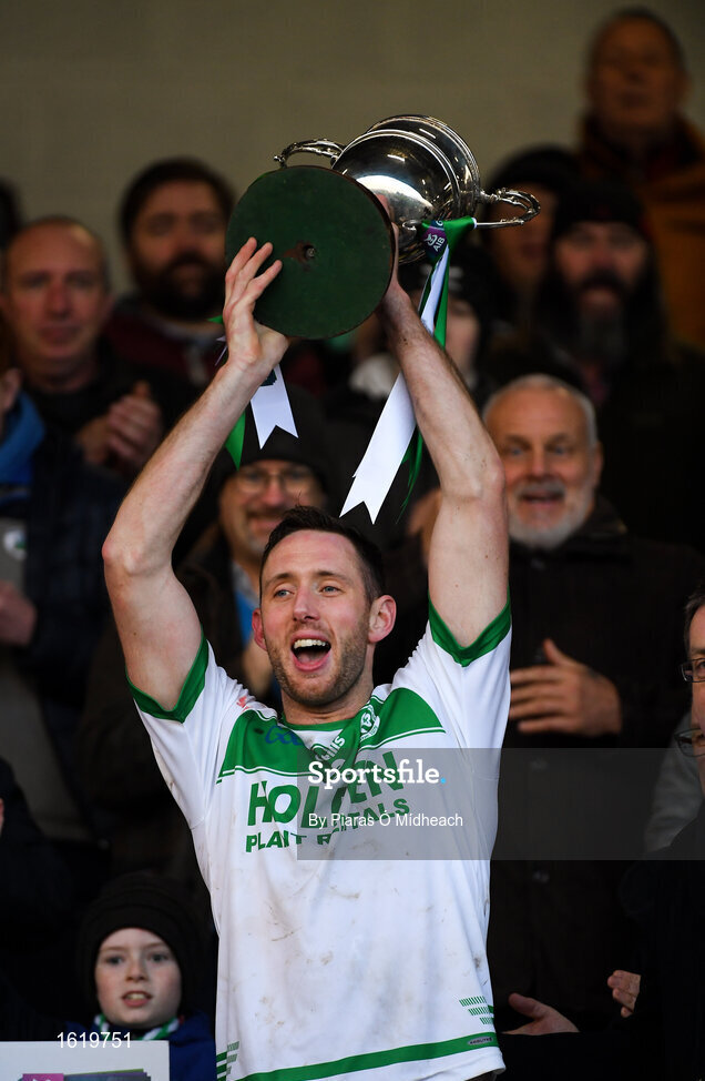 2 December 2018; Ballyhale Shamrocks captain Michael Fennelly lifts the cup after the AIB Leinster GAA Hurling Senior Club Championship Final match Ballyboden St Enda's and Ballyhale Shamrocks at Netwatch Cullen Park in Carlow. Photo by Piaras Ó Mídheach/Sportsfile