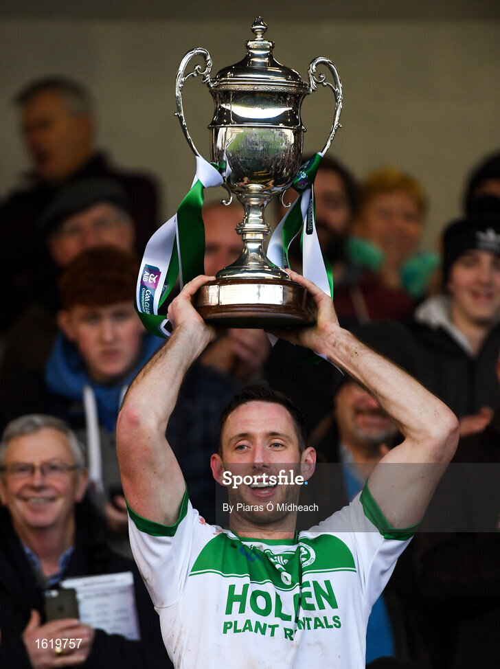 2 December 2018; Ballyhale Shamrocks captain Michael Fennelly lifts the cup after the AIB Leinster GAA Hurling Senior Club Championship Final match Ballyboden St Enda's and Ballyhale Shamrocks at Netwatch Cullen Park in Carlow. Photo by Piaras Ó Mídheach/Sportsfile