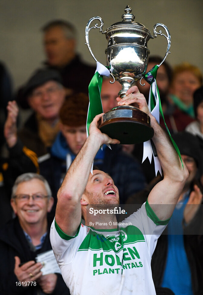 2 December 2018; Ballyhale Shamrocks captain Michael Fennelly lifts the cup after the AIB Leinster GAA Hurling Senior Club Championship Final match Ballyboden St Enda's and Ballyhale Shamrocks at Netwatch Cullen Park in Carlow. Photo by Piaras Ó Mídheach/Sportsfile