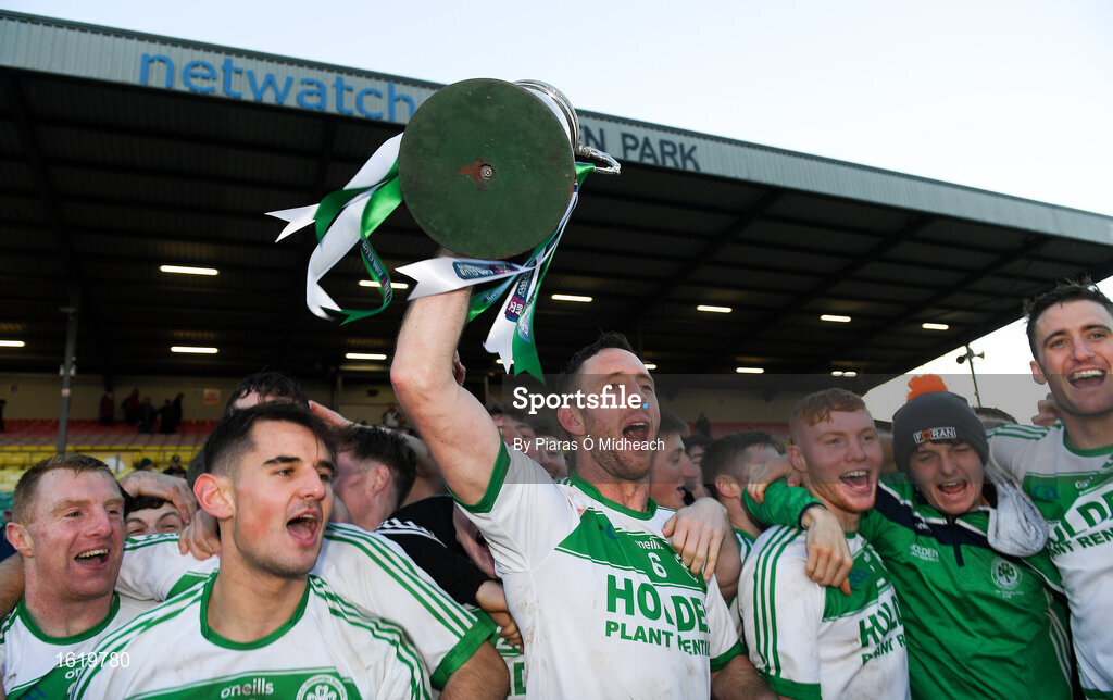 2 December 2018; Ballyhale Shamrocks captain Michael Fennelly and his team mates celebrate with the cup after the AIB Leinster GAA Hurling Senior Club Championship Final match Ballyboden St Enda's and Ballyhale Shamrocks at Netwatch Cullen Park in Carlow. Photo by Piaras Ó Mídheach/Sportsfile