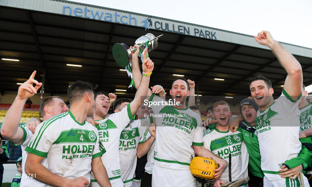 2 December 2018; Ballyhale Shamrocks captain Michael Fennelly and his team mates celebrate with the cup after the AIB Leinster GAA Hurling Senior Club Championship Final match Ballyboden St Enda's and Ballyhale Shamrocks at Netwatch Cullen Park in Carlow. Photo by Piaras Ó Mídheach/Sportsfile