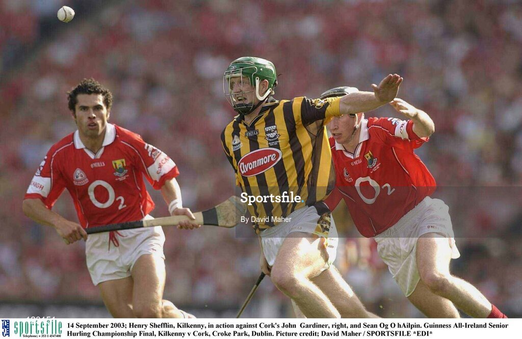 14 September 2003; Henry Shefflin, Kilkenny, in action against Cork's John  Gardiner, right, and Sean Og O hAilpin. Guinness All-Ireland Senior Hurling Championship Final, Kilkenny v Cork, Croke Park, Dublin. Picture credit; David Maher / SPORTSFILE *EDI*