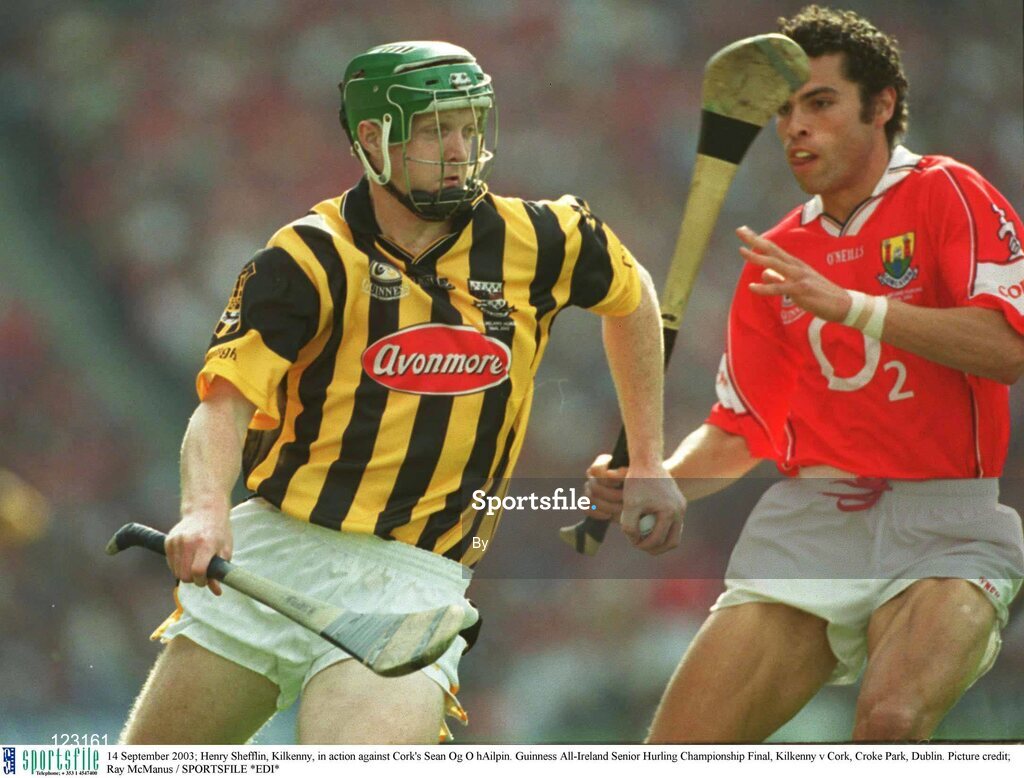 14 September 2003; Henry Shefflin, Kilkenny, in action against Cork's Sean Og O hAilpin. Guinness All-Ireland Senior Hurling Championship Final, Kilkenny v Cork, Croke Park, Dublin. Picture credit; Ray McManus / SPORTSFILE