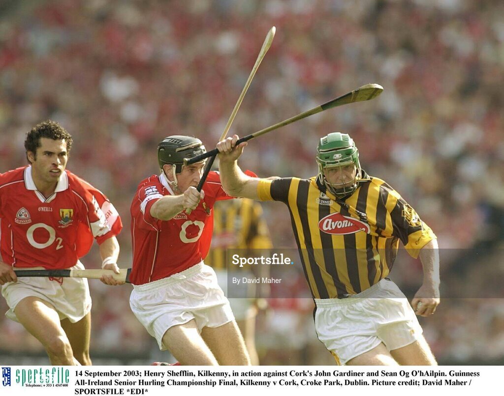 14 September 2003; Henry Shefflin, Kilkenny, in action against Cork's John Gardiner and Sean Og O'hAilpin. Guinness All-Ireland Senior Hurling Championship Final, Kilkenny v Cork, Croke Park, Dublin. Picture credit; David Maher / SPORTSFILE *EDI*