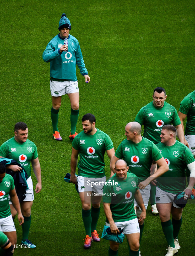 1 February 2019; Jonathan Sexton joins his teammates for the team photograph during the Ireland Rugby captain's run at the Aviva Stadium in Dublin. Photo by Ramsey Cardy/Sportsfile