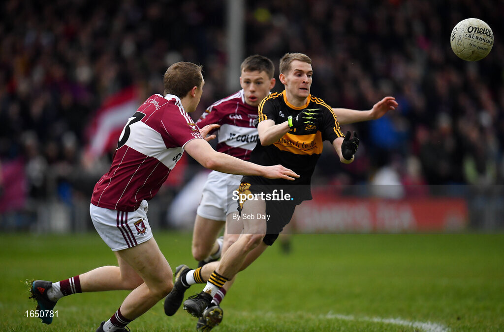 16 February 2019; Gavin O’Shea of Dr Crokes in action against Patrick Fox, left, and Michael Cunningham of Mullinalaghta St Columba's during the AIB GAA Football All-Ireland Senior Club Championship Semi-Final match between Mullinalaghta St Columba’s and Dr Crokes at Semple Stadium in Thurles, Tipperary. Photo by Seb Daly/Sportsfile