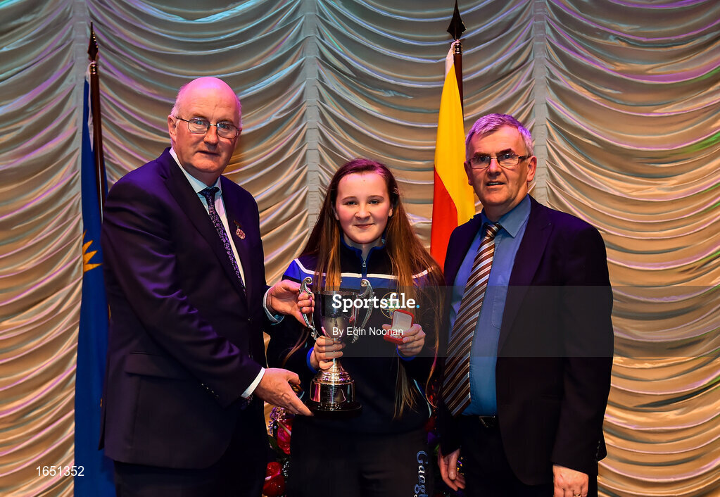 16 February 2019; Mary Kate Bonnes from Tír na nÓg, Randalstown, Antrim, representing Ulster is presented with the trophy by Uachtaráin Cumann Lúthchleas Gael John Horan alongside Aodán Ó Braonáin, Cathaoirleach, after winning the Aithriseoireacht catagory during the Cream of The Crop at Scór na nÓg All Ireland Finals at St Gerards De La Salle Secondary School in Castlebar, Co Mayo. Photo by Eóin Noonan/Sportsfile