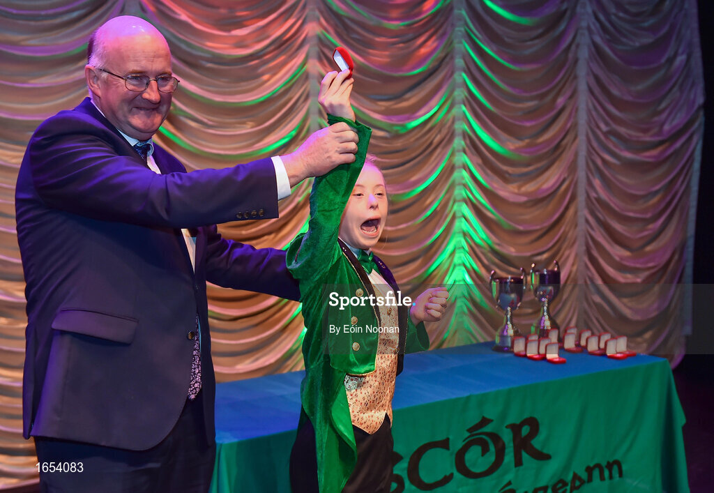 16 February 2019; Zara McCavigan representing Ulster from St. Mary’s, Antrim, is presented with her medal by Uachtaráin Cumann Lúthchleas Gael John Horan after winning the Léiriú catagory during the Cream of The Crop at Scór na nÓg All Ireland Finals at St Gerards De La Salle Secondary School in Castlebar, Co Mayo. Photo by Eóin Noonan/Sportsfile