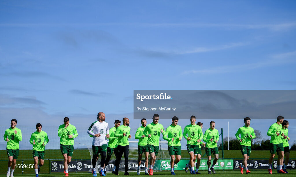 20 March 2019; Republic of Ireland fitness coach Andy Liddle leads the players during warm-up prior to a Republic of Ireland training session at the FAI National Training Centre in Abbotstown, Dublin. Photo by Stephen McCarthy/Sportsfile
