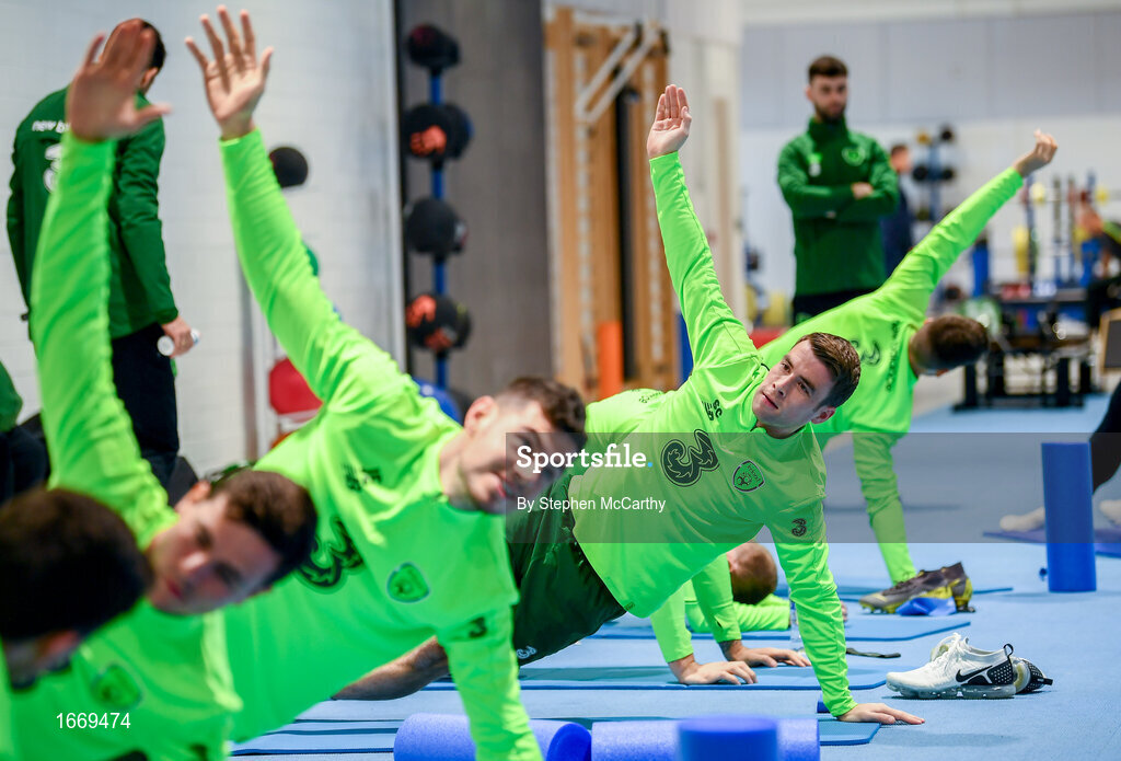 20 March 2019; Seamus Coleman and team-mates stretch prior to a Republic of Ireland training session at the FAI National Training Centre in Abbotstown, Dublin. Photo by Stephen McCarthy/Sportsfile