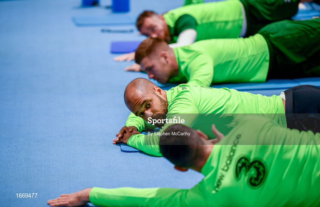 20 March 2019; David McGoldrick and team-mates stretch prior to a Republic of Ireland training session at the FAI National Training Centre in Abbotstown, Dublin. Photo by Stephen McCarthy/Sportsfile