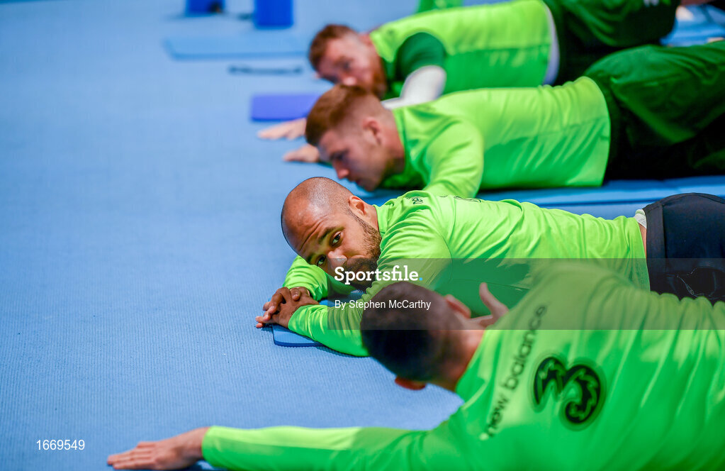 20 March 2019; David McGoldrick and team-mates stretch prior to a Republic of Ireland training session at the FAI National Training Centre in Abbotstown, Dublin. Photo by Stephen McCarthy/Sportsfile