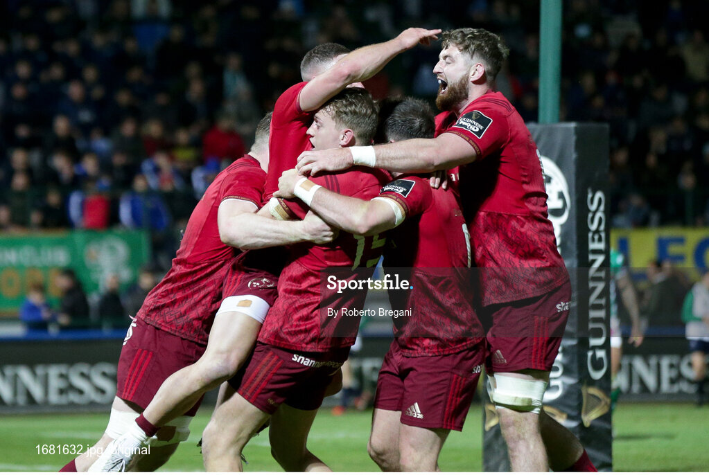 12 April 2019; Munster Rugby celebrate the try scored by Alby Mathewson of Munster Rugby during the Guinness Pro14 Round 20 game between Benetton Treviso and Munster Rugby at Stadio di Monigo in Treviso, Italy. Photo by Roberto Bregani/Sportsfile