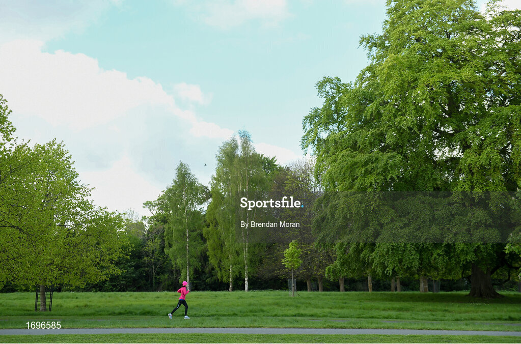 4 May 2019; A participant makes their way to the course prior to the Irish Runner 5k in conjunction with the AAI National 5k Championships, Phoenix Park in Dublin. Photo by Brendan Moran/Sportsfile