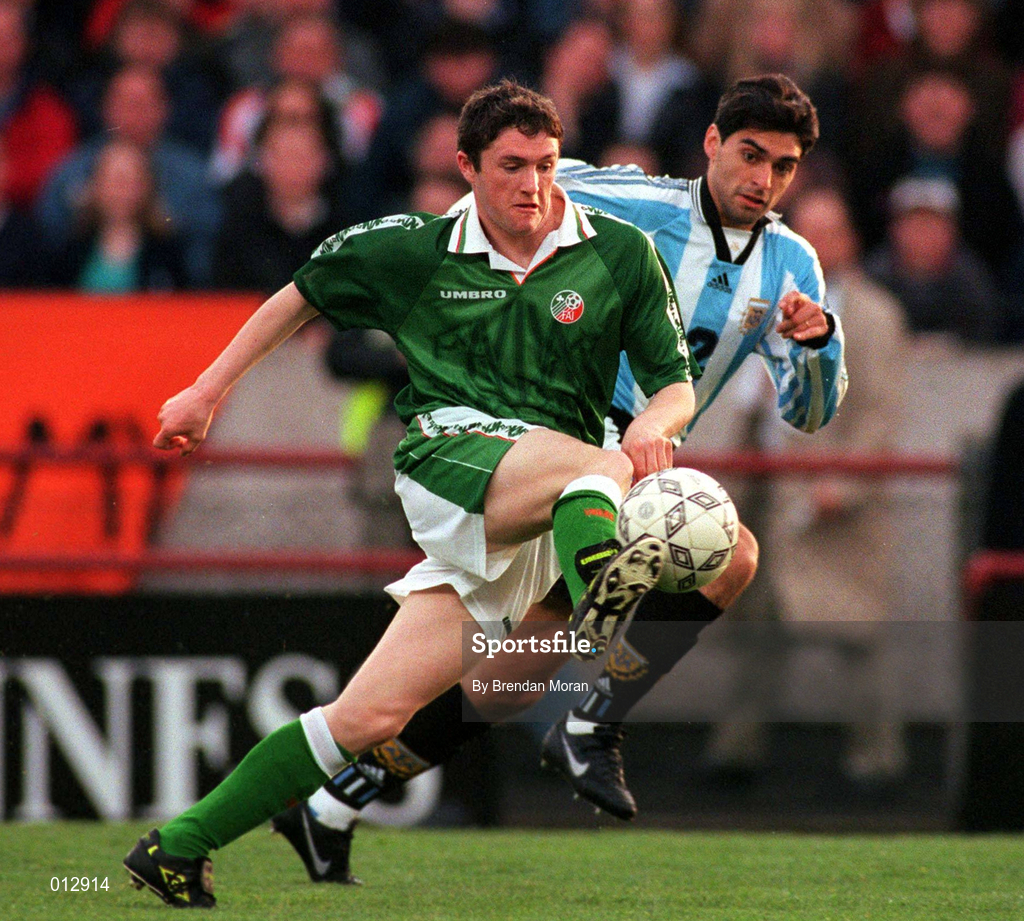 22 April 1998; Robbie Keane of Republic of Ireland in action against Roberta Ayala of Argentina during an international friendly at Lansdowne Road in Dublin. Photo by Brendan Moran/Sportsfile