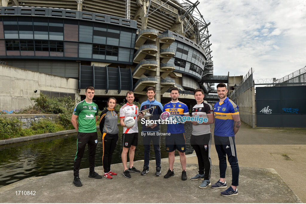 22 May 2019; Ciarán Mac Fhearghusa, Na Gaeil Óga, Baile Átha Cliath, leis an gcorn agus ó chlé Conal Ó hIarnáin, CLG Oileáin Árann, Co na. Gaillimhe, Sinéad Ní Cholmáin, Laochra Loch Lao, Aontroim, Colm Ó Muircheartaigh, An Ghaeltacht, Co. Chiarraí,Aodhán Mac Fhionnghaile, Cill Chártha, Dún na nGall, Séamus Ó Muirithe, Cill Chomáin, Co Mhaigh Eo agus Donie Breathnach, An Rinn, Port Láirge, sa bpictiúr ag seoladh Chomórtas Peile na Gaeltachta 2019 i bPáirc an Chrócaigh i mBaile Átha Cliath. Photo by Matt Browne/Sportsfile