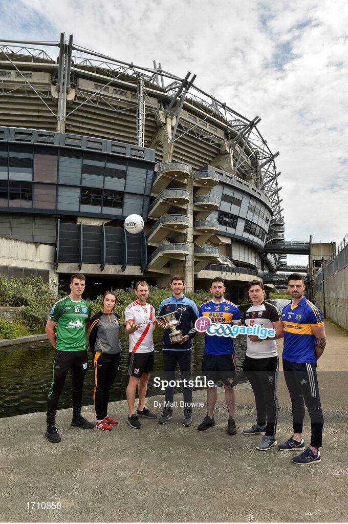22 May 2019; Ciarán Mac Fhearghusa, Na Gaeil Óga, Baile Átha Cliath, leis an gcorn agus ó chlé Conal Ó hIarnáin, CLG Oileáin Árann, Co na. Gaillimhe, Sinéad Ní Cholmáin, Laochra Loch Lao, Aontroim, Colm Ó Muircheartaigh, An Ghaeltacht, Co. Chiarraí,Aodhán Mac Fhionnghaile, Cill Chártha, Dún na nGall, Séamus Ó Muirithe, Cill Chomáin, Co Mhaigh Eo agus Donie Breathnach, An Rinn, Port Láirge, sa bpictiúr ag seoladh Chomórtas Peile na Gaeltachta 2019 i bPáirc an Chrócaigh i mBaile Átha Cliath. Photo by Matt Browne/Sportsfile