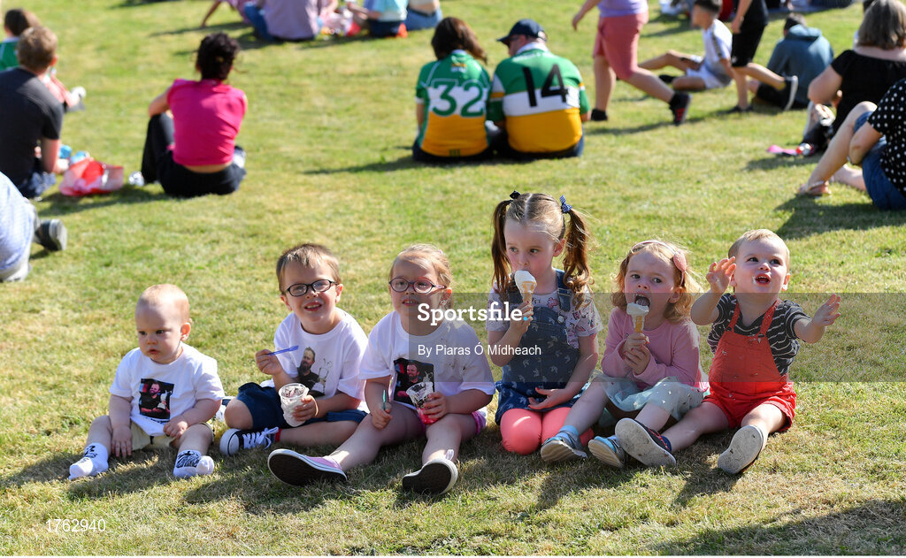 23 July 2019; Shane Lowry supporters, from left, Seán, Rory, and Lucy Hanamy with Lena, Olivia and David Gilfoyle at The 2019 Open Champion Shane Lowry's homecoming event in Clara in Offaly. Photo by Piaras Ó Mídheach/Sportsfile