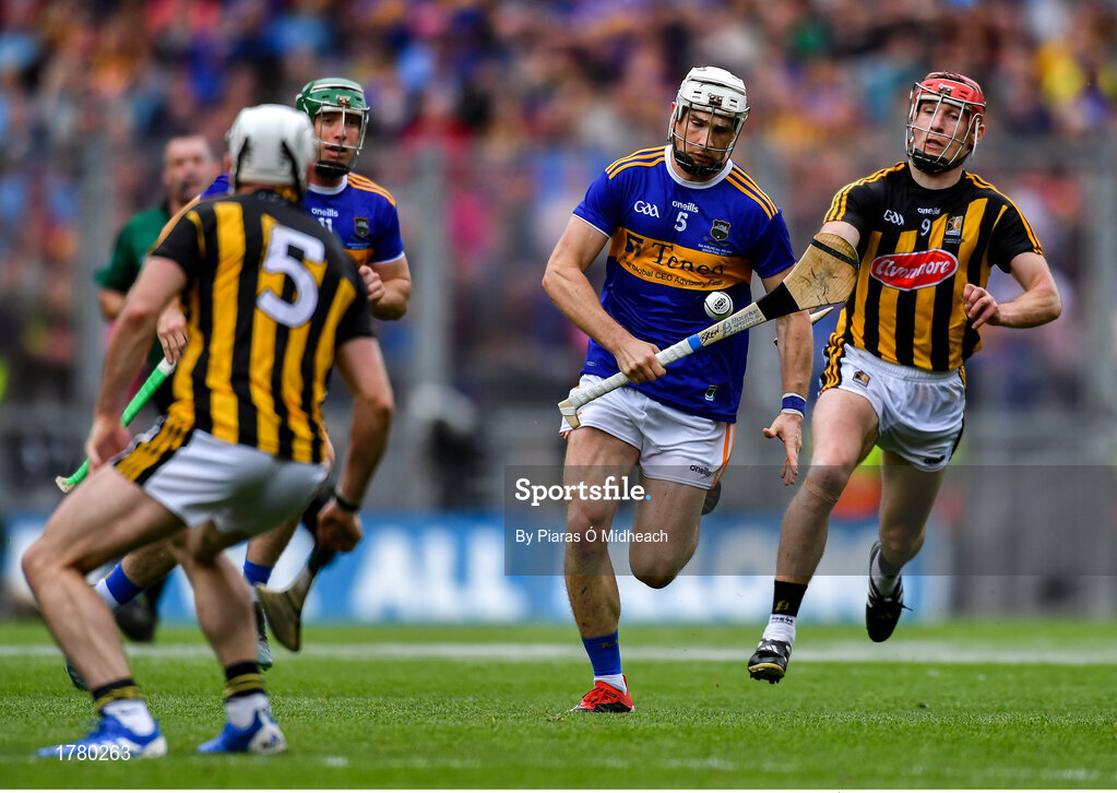18 August 2019; Brendan Maher of Tipperary is chased by Cillian Buckley of Kilkenny during the GAA Hurling All-Ireland Senior Championship Final match between Kilkenny and Tipperary at Croke Park in Dublin. Photo by Piaras Ó Mídheach/Sportsfile