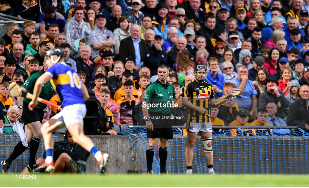 18 August 2019; Richie Hogan of Kilkenny waits to come back on to the field after getting treatment for a blood injury during the GAA Hurling All-Ireland Senior Championship Final match between Kilkenny and Tipperary at Croke Park in Dublin. Photo by Piaras Ó Mídheach/Sportsfile