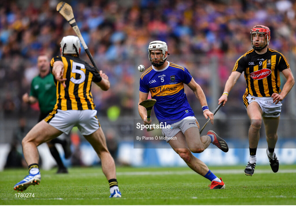 18 August 2019; Brendan Maher of Tipperary in action against Conor Fogarty, left, and Cillian Buckley of Kilkenny during the GAA Hurling All-Ireland Senior Championship Final match between Kilkenny and Tipperary at Croke Park in Dublin. Photo by Piaras Ó Mídheach/Sportsfile
