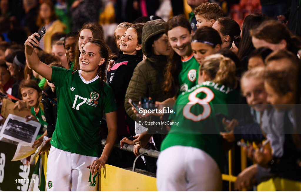 3 September 2019; Jessica Gargan of Republic of Ireland with supporters following the UEFA Women's 2021 European Championships Qualifier - Group I match between Republic of Ireland and Montenegro at Tallaght Stadium in Dublin. Photo by Stephen McCarthy/Sportsfile