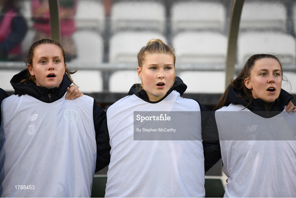 3 September 2019; Republic of Ireland players, from left, Heather Payne, Eabha O'Mahony and Eleanor Ryan-Doyle during the UEFA Women's 2021 European Championships Qualifier Group I match between Republic of Ireland and Montenegro at Tallaght Stadium in Dublin. Photo by Stephen McCarthy/Sportsfile