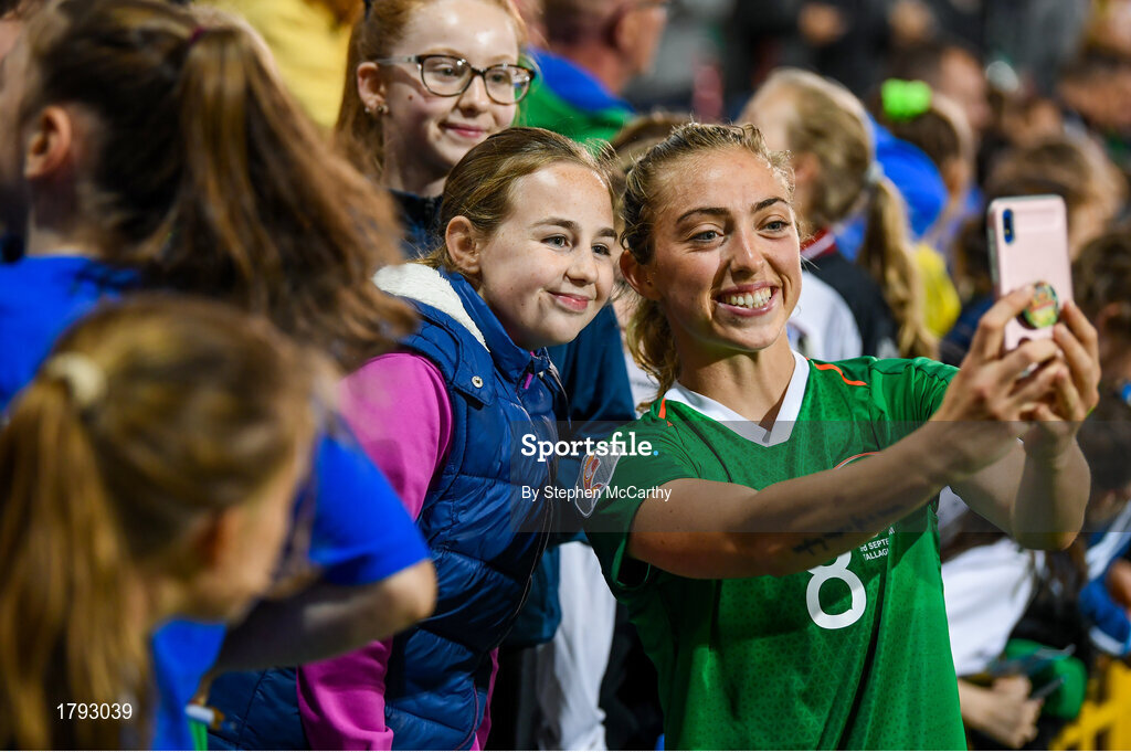 3 September 2019; Megan Connolly of Republic of Ireland with supporters following the UEFA Women's 2021 European Championships Qualifier Group I match between Republic of Ireland and Montenegro at Tallaght Stadium in Dublin. Photo by Stephen McCarthy/Sportsfile