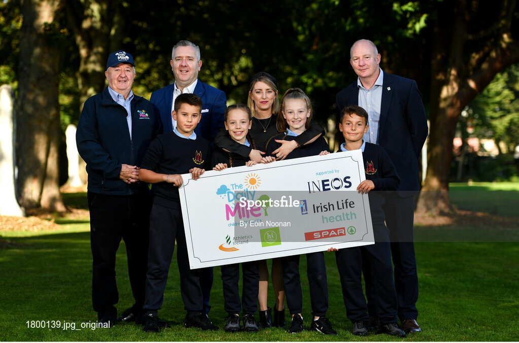 19 September 2019; The Daily Mile aims to get primary school children engaged in daily physical activity to improve their mental and physical health. The Daily Mile Irish Ambassador Frank Greally, left, with Colin Donnelly, Spar Sales Director, Amy Rowe, Irish Life Health Marketing Manager and CEO of Athletics Ireland Hamish Adams, right, with pupils from Scoil Mhuire Gan Smál during The Daily Mile Launch at Scoil Mhuire Gan Smál, Inchicore, Dublin. Photo by Eóin Noonan/Sportsfile