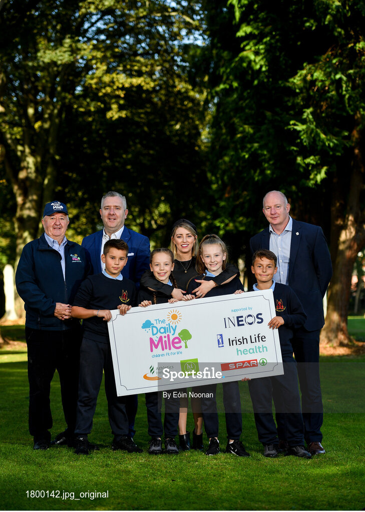19 September 2019; The Daily Mile aims to get primary school children engaged in daily physical activity to improve their mental and physical health. The Daily Mile Irish Ambassador Frank Greally, left, with Colin Donnelly, Spar Sales Director, Amy Rowe, Irish Life Health Marketing Manager and CEO of Athletics Ireland Hamish Adams, right, with pupils from Scoil Mhuire Gan Smál during The Daily Mile Launch at Scoil Mhuire Gan Smál, Inchicore, Dublin. Photo by Eóin Noonan/Sportsfile
