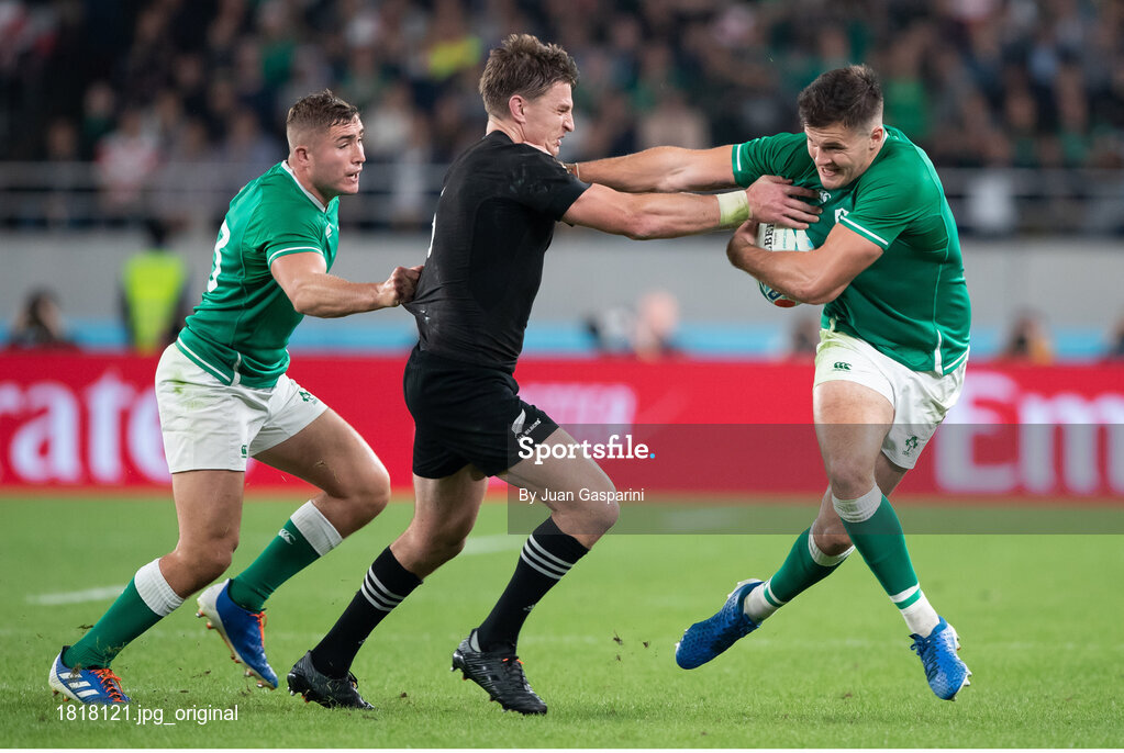 19 October 2019; Jacob Stockdale, left, and Jordan Larmour, right, of Ireland in action against Beauden Barrett, centre, of New Zealand during the 2019 Rugby World Cup Quarter-Final match between New Zealand and Ireland at the Tokyo Stadium in Chofu, Japan. Photo by Juan Gasparini/Sportsfile