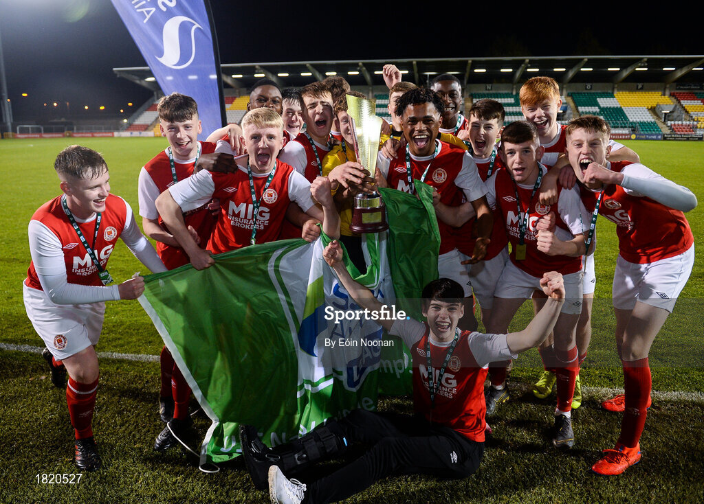 24 October 2019; St. Patrick's Athletic players celebrate with the cup following the SSE Airtricity Under-15 League Final match between Shamrock Rovers and St. Patrick's Athletic at Tallaght Stadium in Dublin. Photo by Eóin Noonan/Sportsfile