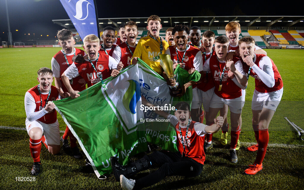 24 October 2019; St. Patrick's Athletic players celebrate with the cup following the SSE Airtricity Under-15 League Final match between Shamrock Rovers and St. Patrick's Athletic at Tallaght Stadium in Dublin. Photo by Eóin Noonan/Sportsfile
