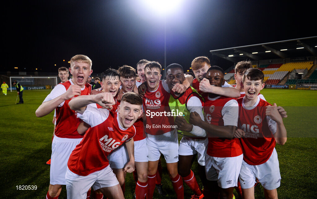 24 October 2019; St. Patrick's Athletic players celebrate following the SSE Airtricity Under-15 League Final match between Shamrock Rovers and St. Patrick's Athletic at Tallaght Stadium in Dublin. Photo by Eóin Noonan/Sportsfile