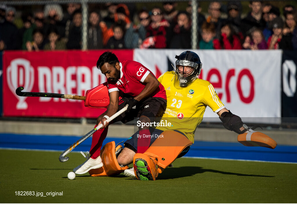 27 October 2019; Keegan Pereira of Canada, collides with Ireland goalkeeper David Fizgerald during a shootout in the FIH Men's Olympic Qualifier match at Rutledge Field, in West Vancouver, British Columbia, Canada. Photo by Darryl Dyck/Sportsfile