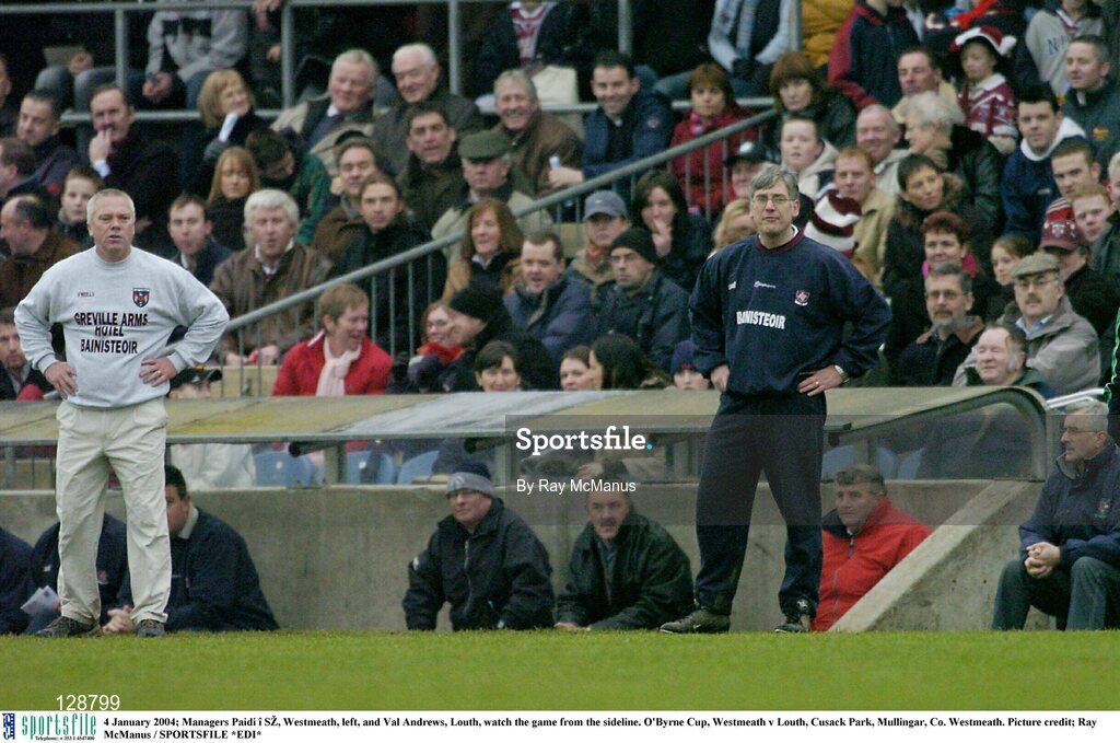 4 January 2004; Managers Paidi î SŽ, Westmeath, left, and Val Andrews, Louth, watch the game from the sideline. O'Byrne Cup, Westmeath v Louth, Cusack Park, Mullingar, Co. Westmeath. Picture credit; Ray McManus / SPORTSFILE *EDI*
