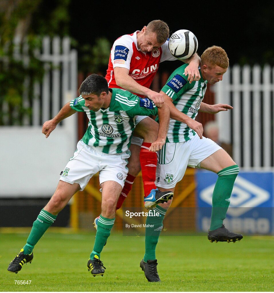 28 June 2013; Kenny Browne, St. Patrick’s Athletic, in action against Kevin O'Connor, left, and Dean Zambra, Bray Wanderers. Airtricity League Premier Division, St. Patrick’s Athletic v Bray Wanderers, Richmond Park, Dublin. Picture credit: David Maher / SPORTSFILE