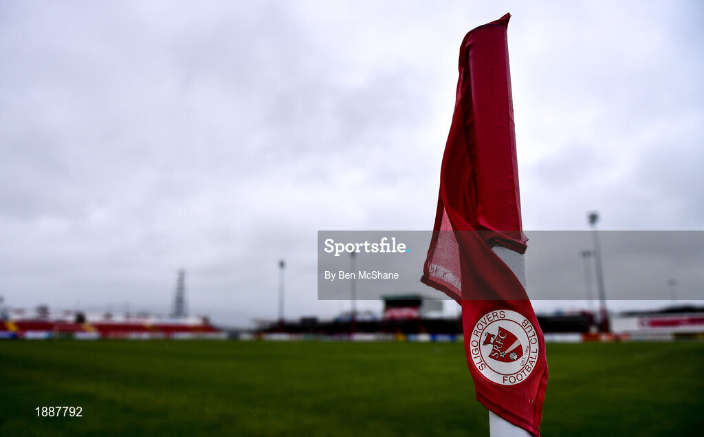 21 February 2020; A detailed view of the Sligo Rovers crest on a corner flag ahead of the SSE Airtricity League Premier Division match between Sligo Rovers and St. Patrick's Athletic at The Showgrounds in Sligo. Photo by Ben McShane/Sportsfile