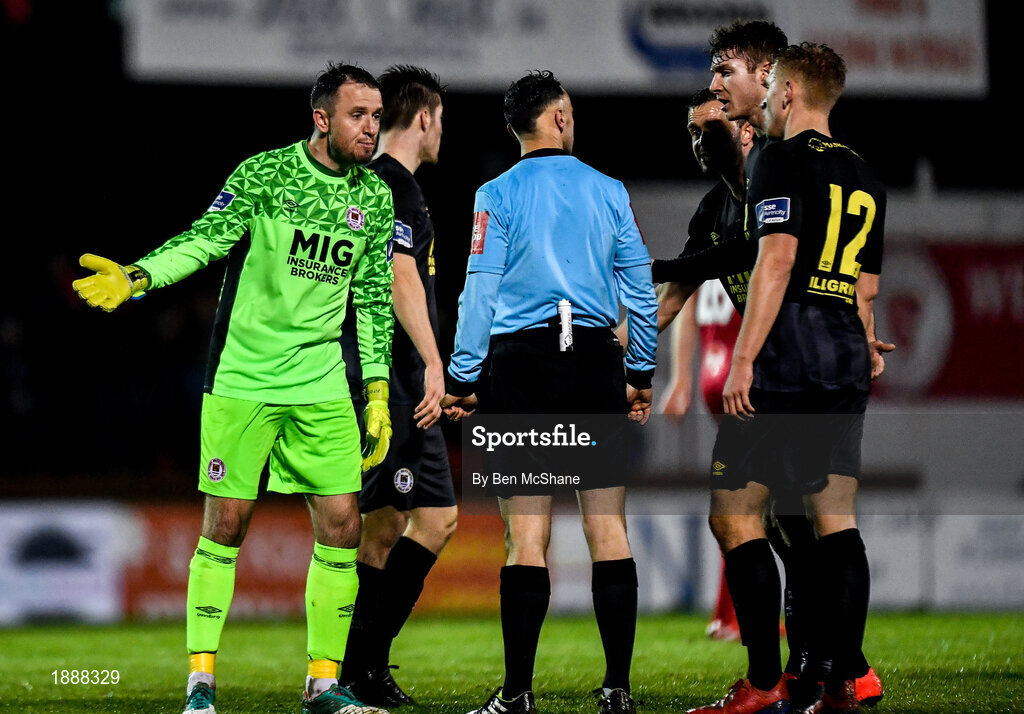 21 February 2020; St. Patrick's Athletic players remonstrate with referee Neil Doyle during the SSE Airtricity League Premier Division match between Sligo Rovers and St. Patrick's Athletic at The Showgrounds in Sligo. Photo by Ben McShane/Sportsfile
