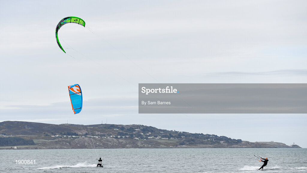 16 March 2020; A general view of kitesurfers on Dollymount Strand in Clontarf, Dublin. Photo by Sam Barnes/Sportsfile