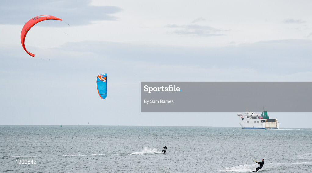 16 March 2020; A general view of kitesurfers on Dollymount Strand in Clontarf, Dublin. Photo by Sam Barnes/Sportsfile