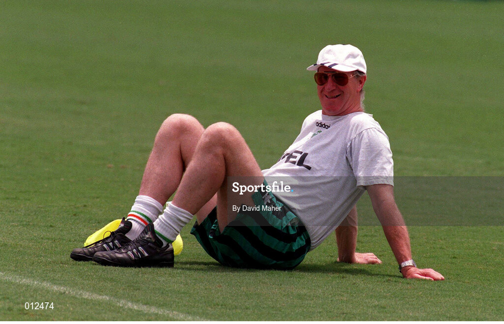 2 July 1994. Jack Charlton takes a break during a squad training session at the Orange Bowl, Florida. World Cup Finals, USA 1994. Photo by David Maher/Sportsfile
