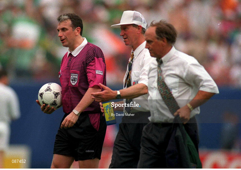 28 June 1994; Republic of Ireland Manager Jack Charlton remonstrates with the match officals after the Ireland v Mexico, World Cup match, Orlando, Florida, USA. Photo by David Maher/Sportsfile