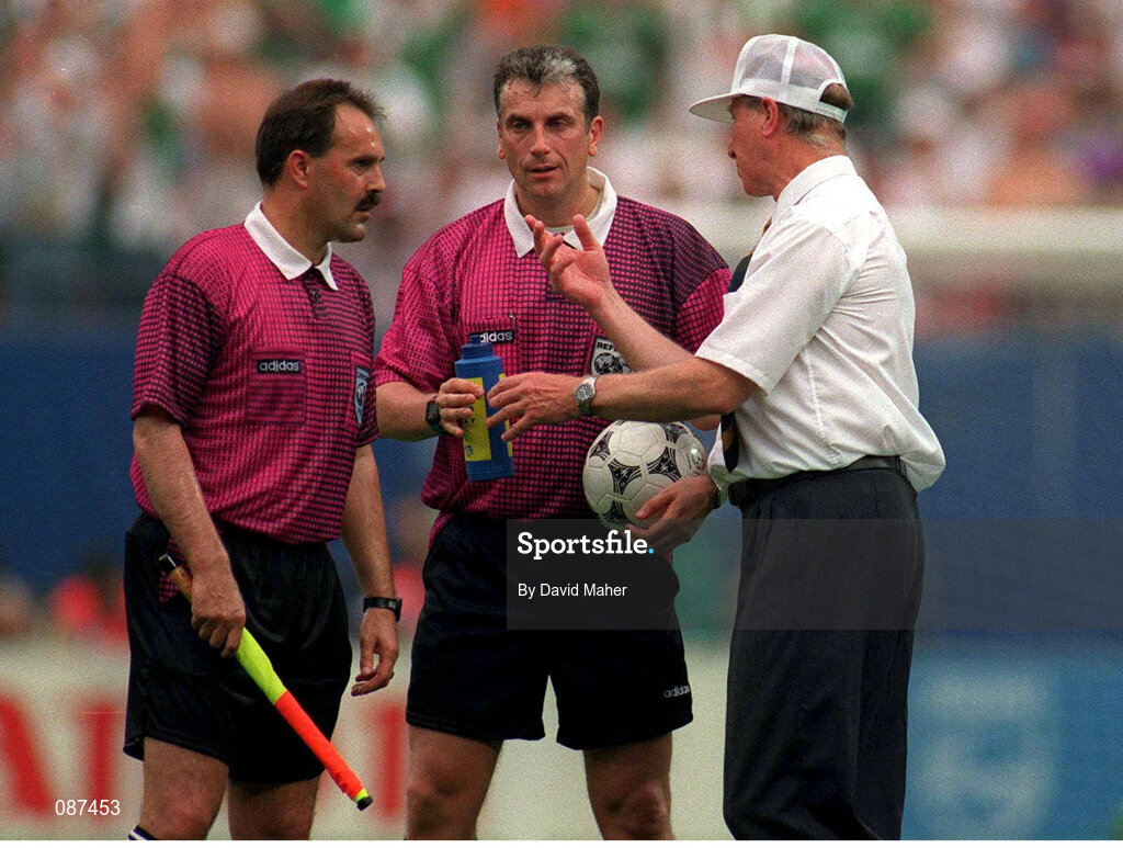 28 June 1994; Republic of Ireland Manager Jack Charlton remonstrates with the match officals after the Ireland v Mexico, World Cup match, Orlando, Florida, USA. Photo by David Maher/Sportsfile