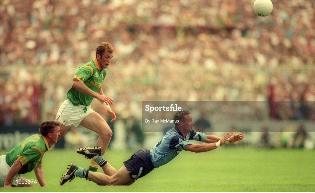 30 July 1995; Paul Curran of Dublin in action against Evan Kelly, left, and John McDermott of Meath during the Bank of Ireland Leinster Senior Football Championship Final match between Dublin and Meath at Croke Park in Dublin. Photo by Ray McManus/Sportsfile