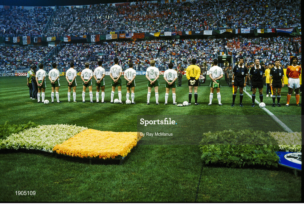 21 June 1990; The Republic of Ireland team stand for the national anthem Amhrán na bhFiann prior to the FIFA World Cup 1990 Group F match between Republic of Ireland and Netherlands at Stadio La Favorita in Palermo, Italy. Photo by Ray McManus/Sportsfile