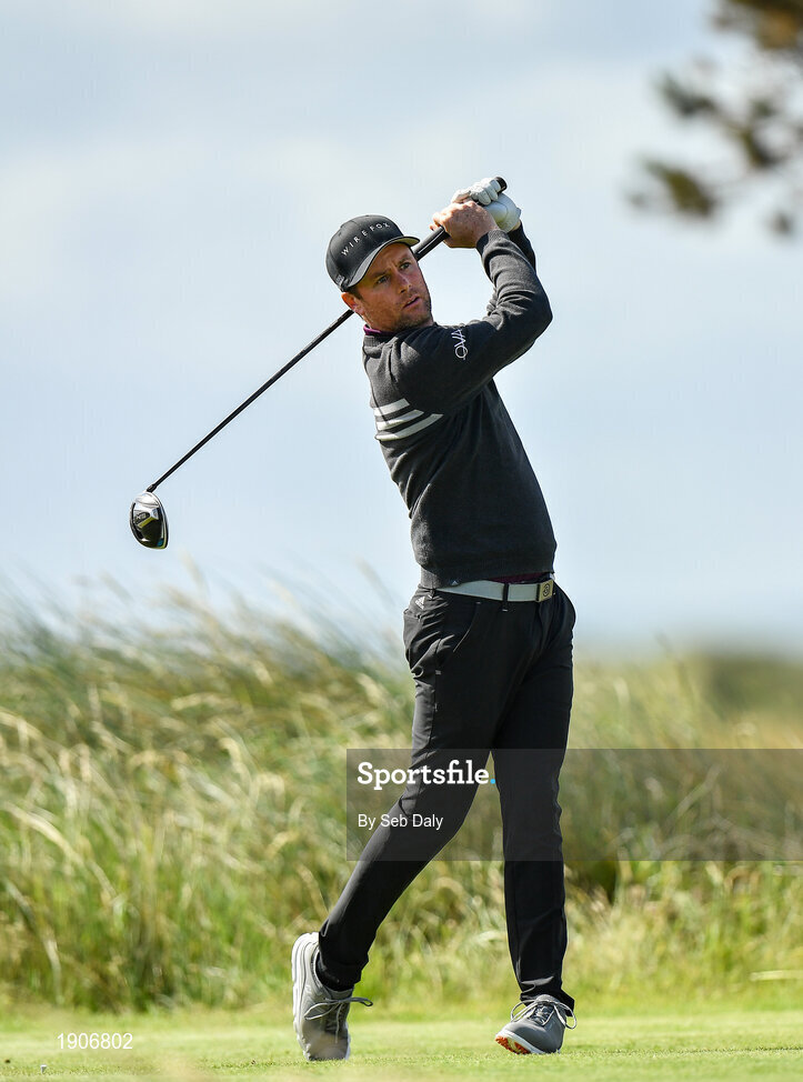 6 July 2020; Johnny Caldwell watches his tee shot on the first during the Flogas Irish Scratch Series at the Seapoint Golf Club in Termonfeckin, Louth. Photo by Seb Daly/Sportsfile