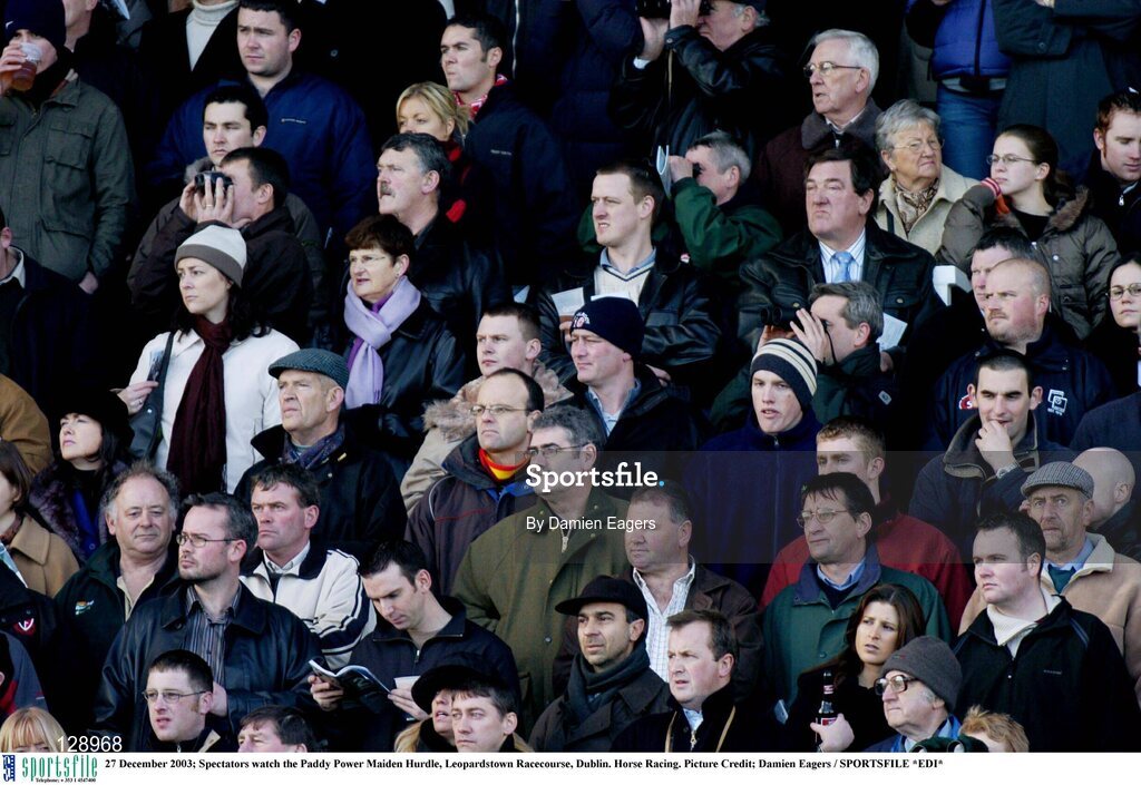 27 December 2003; Spectators watch the Paddy Power Maiden Hurdle, Leopardstown Racecourse, Dublin. Horse Racing. Picture Credit; Damien Eagers / SPORTSFILE *EDI*